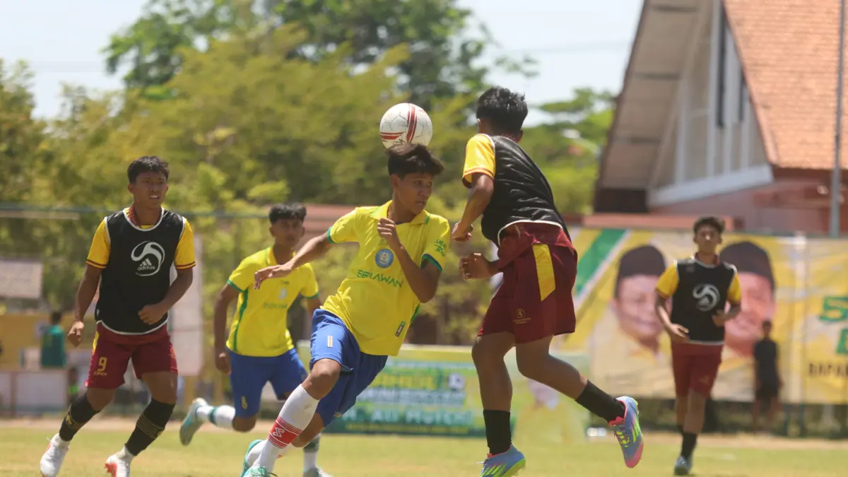 Laga SMAN 4 Pasuruan vs SMAN 3 Bojonegoro berjalan sengit.  (Darmono/Radar Malang)