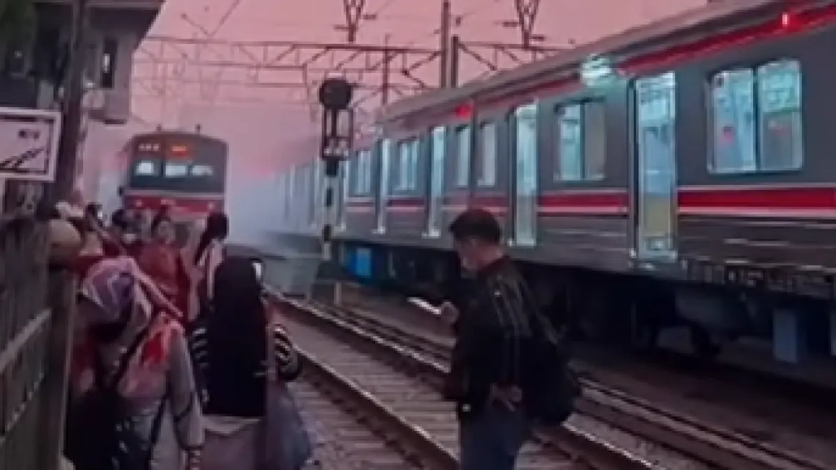 Percikan Api di KRL Jakarta Kota–Bogor, Penumpang Panik Berhamburan