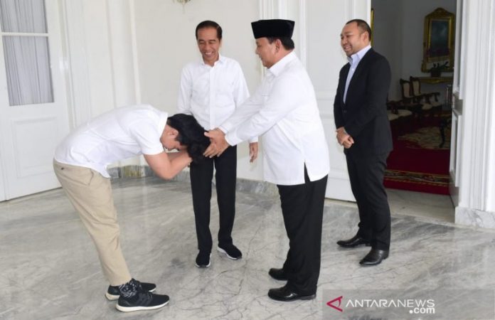 Putra Presiden Jokowi, Kaesang Pangarep, menjabat tangan Menteri Pertahanan Prabowo Subianto di Istana Gedung Agung, Yogyakarta, Rabu (1-1-2020). Foto: ANTARA/HO-BPMI, Sekretariat Presiden