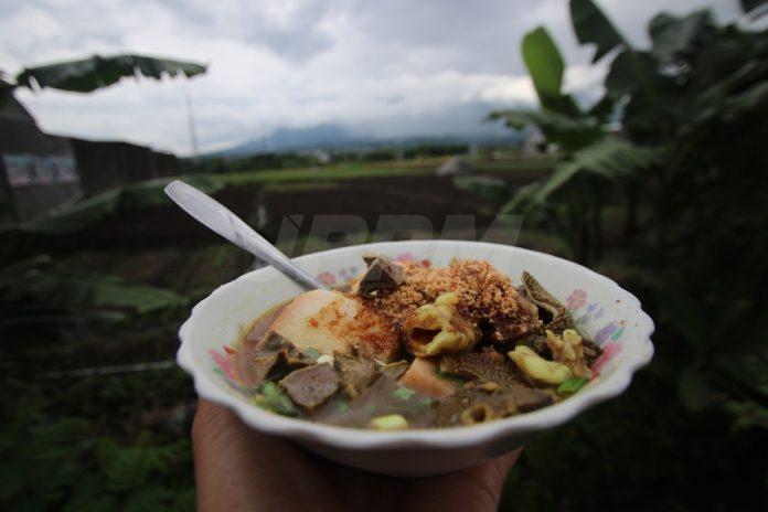 Irisan daging-jeroan, dan taburan koya menjadi ciri khas Soto Kambing Pak Sukir Ngelo. Foto; Darmono/Radar Malang