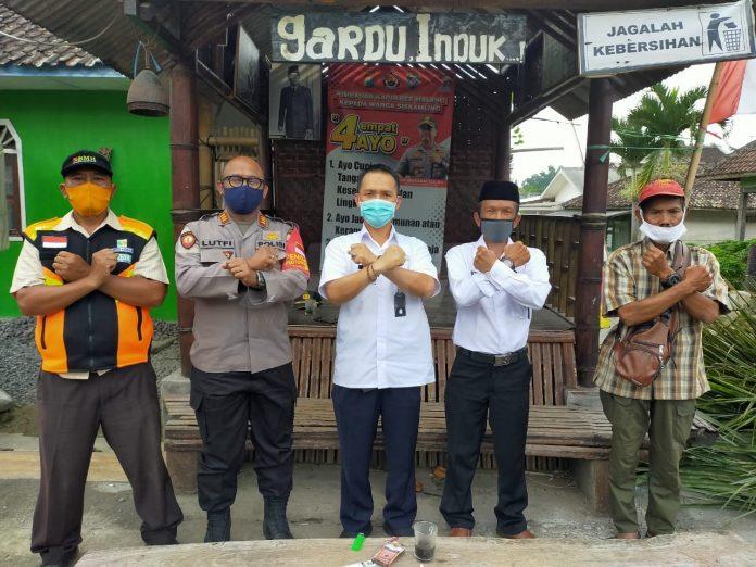 Camat Poncokusumo, Marendra Hengky Irawan, (tengah) dan Kapolsek Poncokusumo AKP M Lutfi Bersama Bagian Lapangan BMH Jatim gerai Malang, Supaat di Dusun Buntaran Belung Poncokusumo Malang, Rabu (15/7).