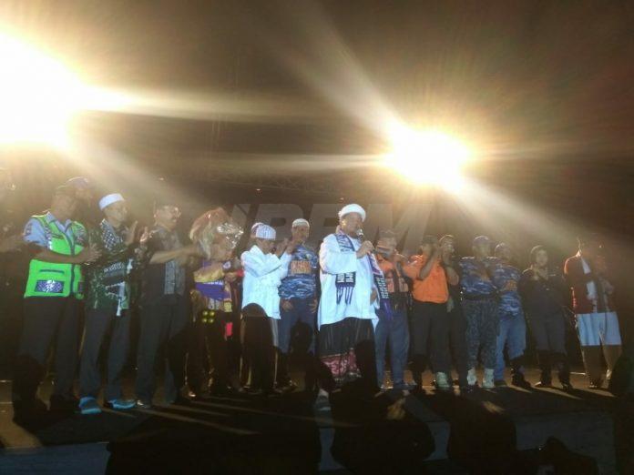 Gus Wahid (paling depan) saat mengisi pengajian bersama Arema, beberapa waktu lalu.