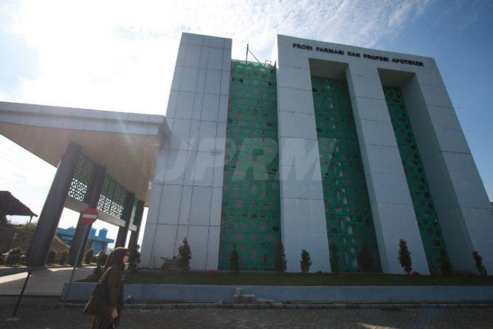 Visualisasi gedung Program Studi Farmasi dan Profesi Apoteker FKIK UIN Maliki Malang yang dinamai filsuf Al-Biruni. Bersama gedung Program Studi Profesi Dokter (PSPD), gedung yang terletak di Tlekung, Junrejo, Kota Batu, ini diresmikan penggunaannya oleh