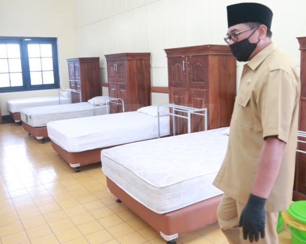 Wakil Wali Kota Malang Sofyan Edi Jarwoko meninjau salah satu kamar rumah isolasi pasien Covid-19 di Jalan Kawi 41, Jumat (3/7)