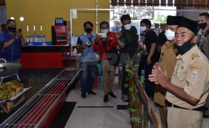 Bupati Malang Drs H M Sanusi MM (kedua dari kanan) saat mengunjungi Warung Pedas Tangkilsari yang dijadikan percontohan warung tangguh di Kabupaten Malang, Rabu (15/7).