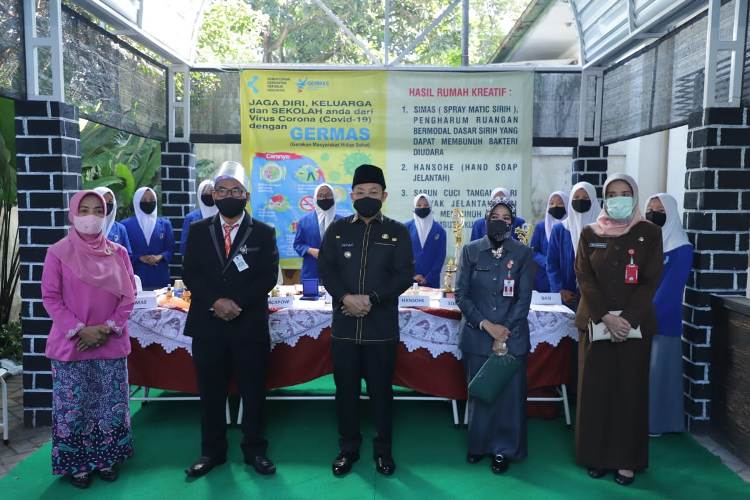 SEKOLAH TANGGUH: Wali Kota Malang Sutiaji (tengah) saat berkunjung ke SMAN 5 Malang, Rabu (29/7).