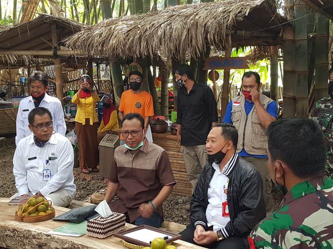 Komisi B DPRD Jatim  melakukan dialog saat berkunjung ke Pasar Wisata Bring Raharjo, Kecamatan Junrejo, Kota Batu, Rabu (29/7).