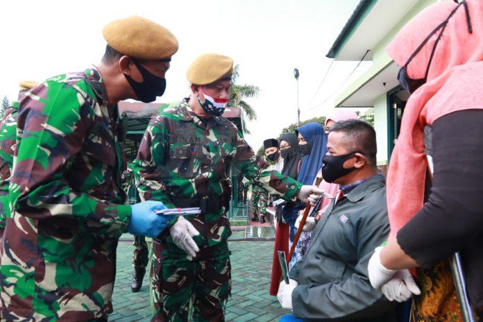 Komandan Pussen Arhanud Mayor Jenderal TNI Nisan Setiadi (dua dari kiri) berinteraksi dengan warga, Kamis (16/7). Foto: Rubianto/Radar Malang