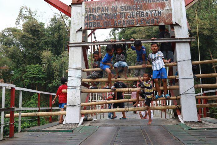 Jembatan penghubung Mergosono dengan Bumiayu ini ditutup seiring penerapan PSBL di Kelurahan Mergosono. Foto: Rubianto/Radar Malang