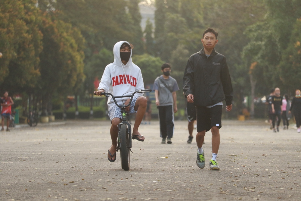Warga mulai melakukan aktifitas olahraga di Lapangan Rampal (Laoh Mahfud / Radar Malang)