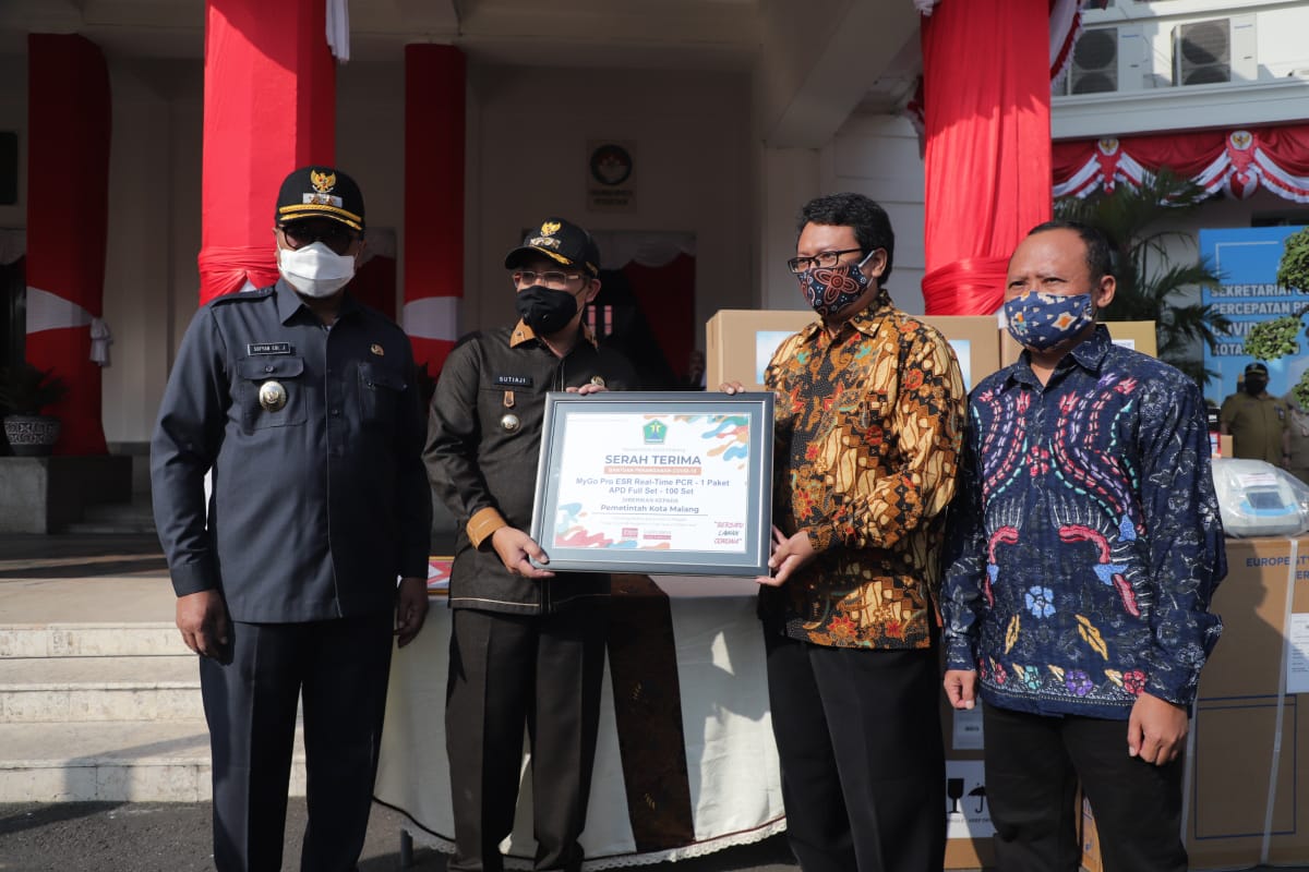 Wali Kota Malang Sutiaji menerima bantuan PCR secara simbolis dari Sampoerna untuk Indonesia di Balai Kota Malang, Senin (3/8). Foto: Laoh Mahfud/Radar Malang