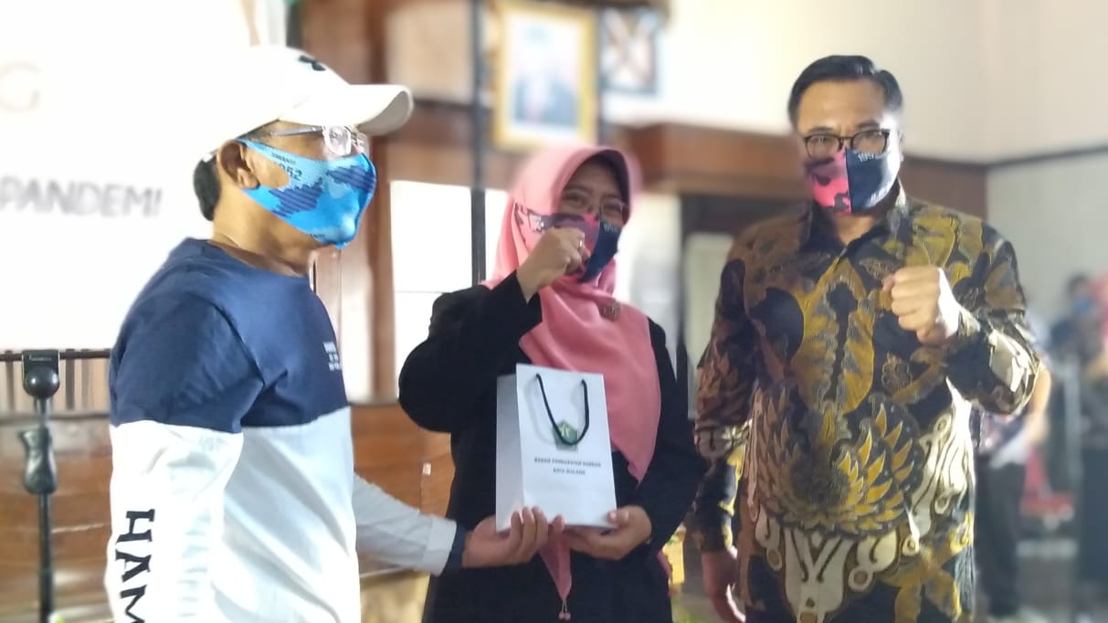 Ade Herawanto, penggagas konser virtual HUT Arema (kiri).