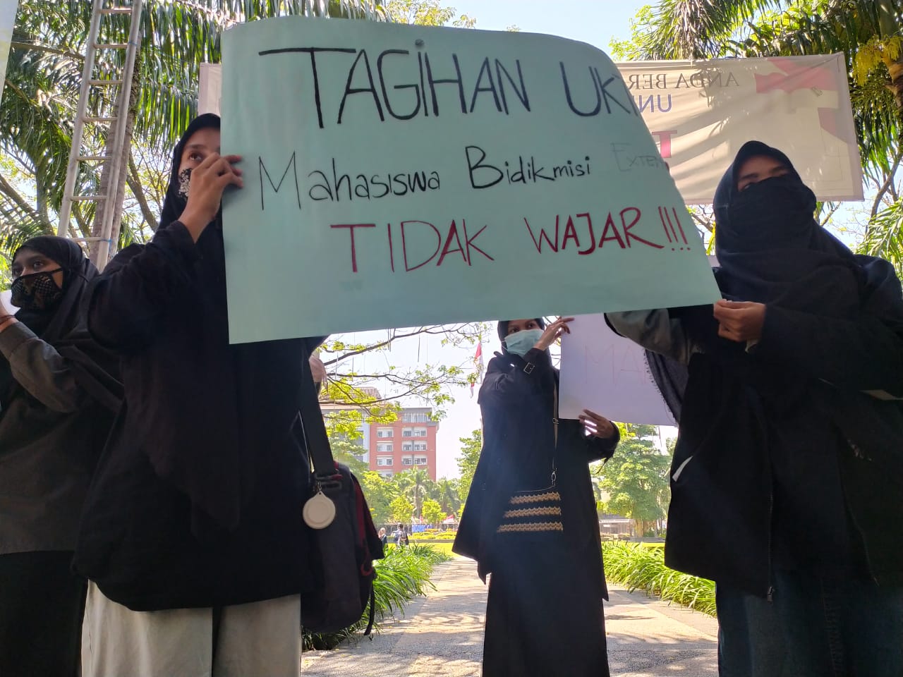 Mahasiswa UB demo di depan rektorat, Selasa (25/8). Foto: Errica Vannie/Radar Malang