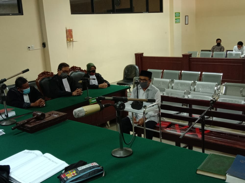 Dokter Abdurrahman, mantan Kadinkes (Kepala Dinas Kesehatan) dan Direktur RSUD Kanjuruhan dalam sidang yang digelar di Pengadilan Tipikor Surabaya, Rabu (12/8).  (Foto: Kejari Kepanjen for Radar Malang)