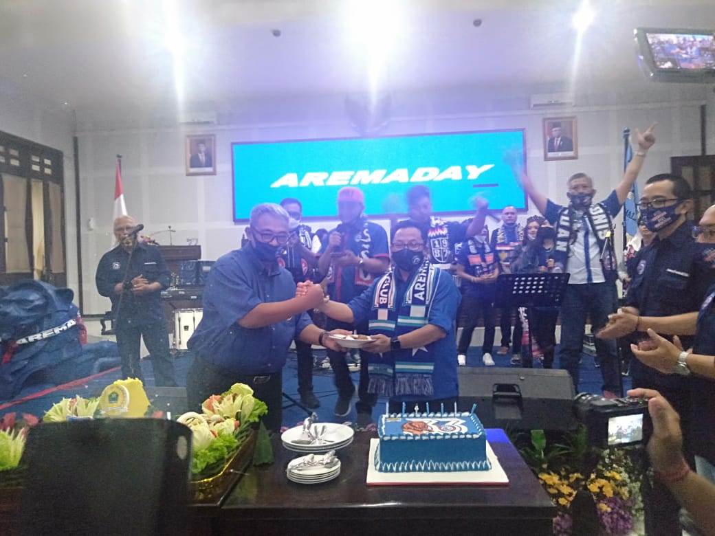 Wali Kota Malang Sutiaji (depan, dua dari kiri) bersama General Manager Arema FC Ruddy Widodo di Gedung DPRD Kota Malang, pagi tadi (11/8). Foto: Imam Nasrodin