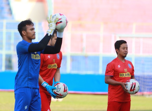 Latihan perdana Arema yang digelar di Stadion Kanjuruhan, Kabupaten Malang, Senin (3/8) sore, terlihat menempel di jersey logo Bola88.fun. Namun, dipastikan sponsor baru Arema itu bukan tergolong situs judi online melainkan situs olahraga.  Foto: Rubianto
