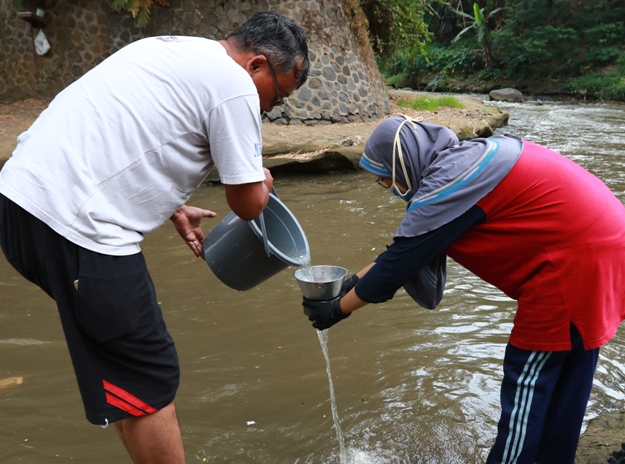 SUMBER AIR: Pemanfaatan air Sungai Brantas oleh warga. (Foto: Rubianto/Radar Malang)