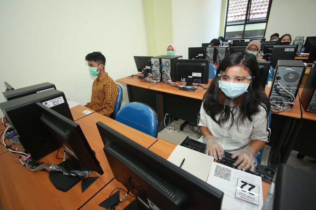 HASIL AKHIR: Pelaksanaan Ujian Tulis Berbasis Komputer (UTBK) masuk perguruan tinggi negeri (PTN) di Kota Malang yang digelar di Universitas Brawijaya (UB) pada awal Juli lalu. Besok (14/8) hasil UTBK tersebut diumumkan serentak. (Foto: Mahfud/Radar Malan