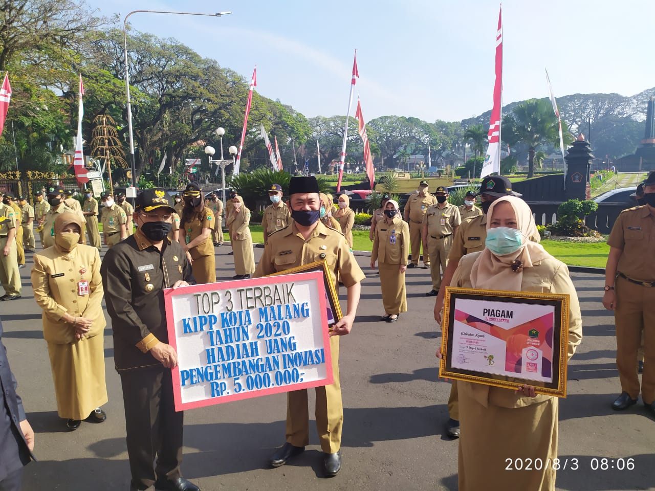 Kepala SMPN 10 Kota Malang Syahroni menerima plakat penghargaan dari Wali Kota Malang Sutiaji, di Balai Kota.