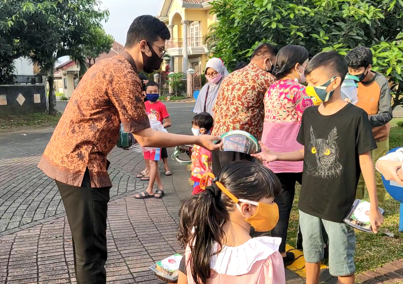 Pembagian masker dan face shield kepada anak-anak di lingkungan sekitar Persada Hospital.