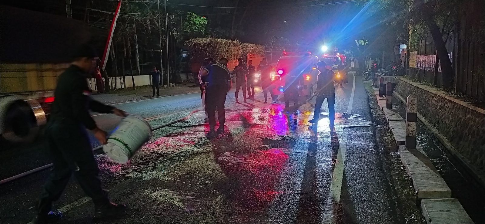 Petugas dari PMK Kota Malang membersihkan tumpahan minyak di Jl Sunandar Priyo Sudarmo, Kamis (20/8). Foto: PSC For Radar Malang