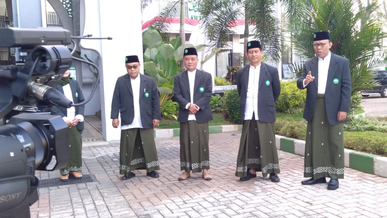 Rektor Unisma Prof Dr Maskuri Bakri (kanan) bersama para wakil rektor saat launching Jumat Bersarung, Jumat (28/8).  Foto: Imam Nasrodin