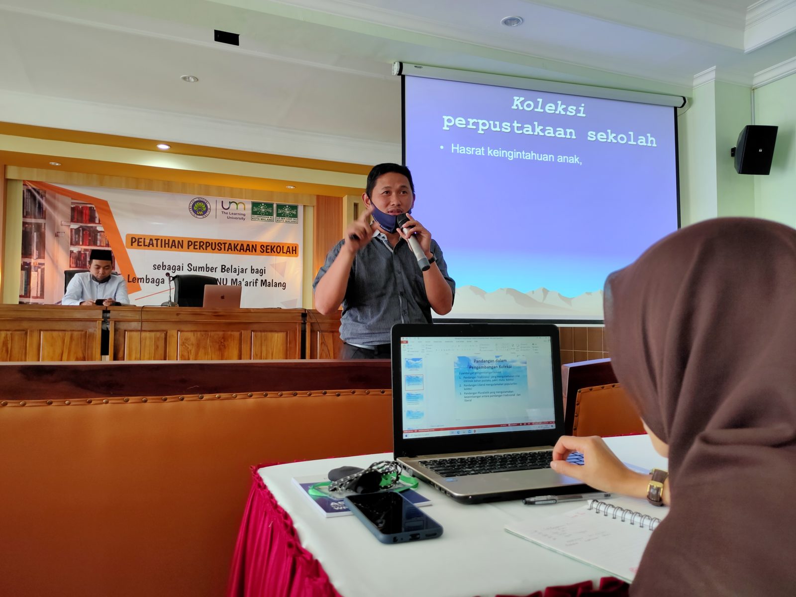 Salah satu oemateri dari LP2M UM, Setiawan SSos MIP memberikan materi kepada para pustawakan.