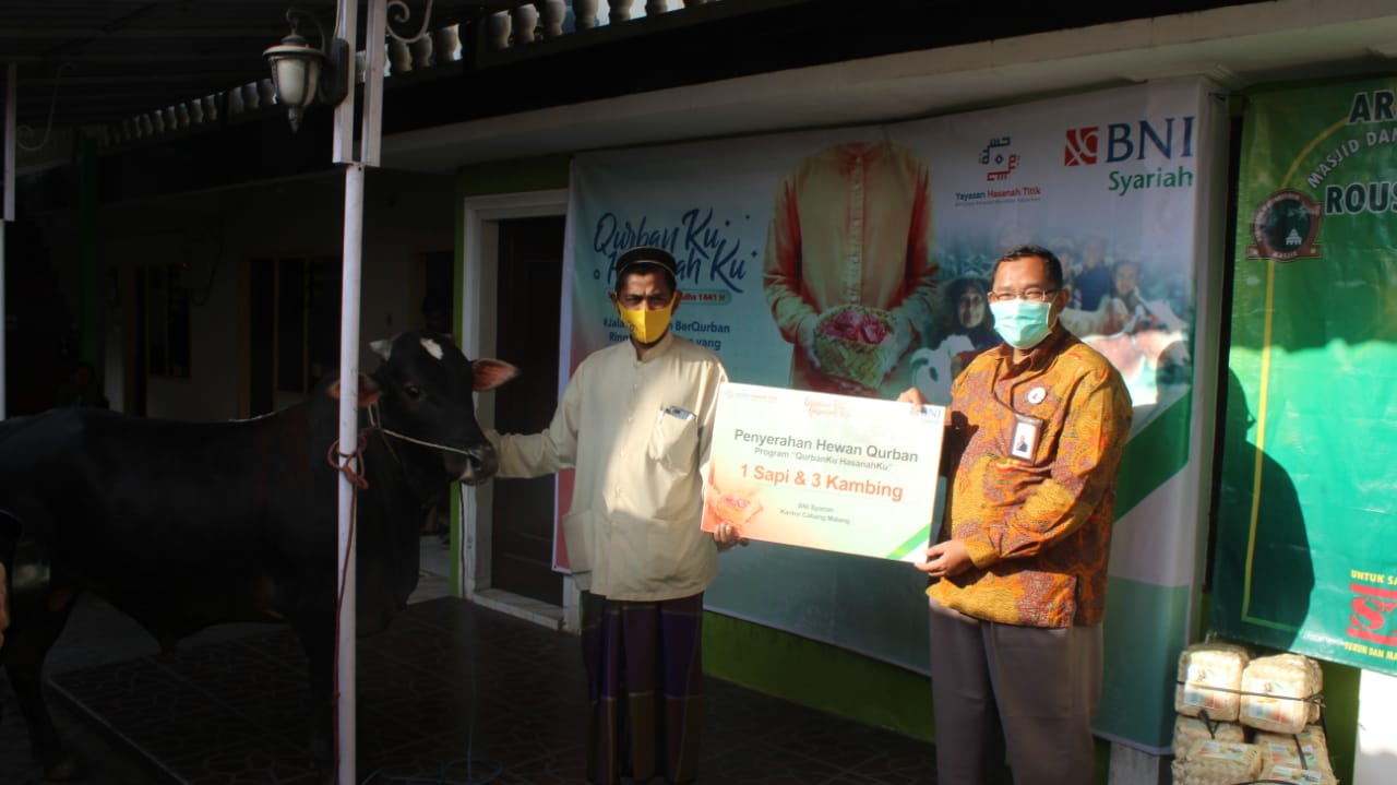 Branch Manager BNI Syariah Kantor Cabang Malang, Zaenal Arifin (kanan) menyerahkan sapi kurban kepada perwakilan ponpes Roudhotul Mustarsyidin.