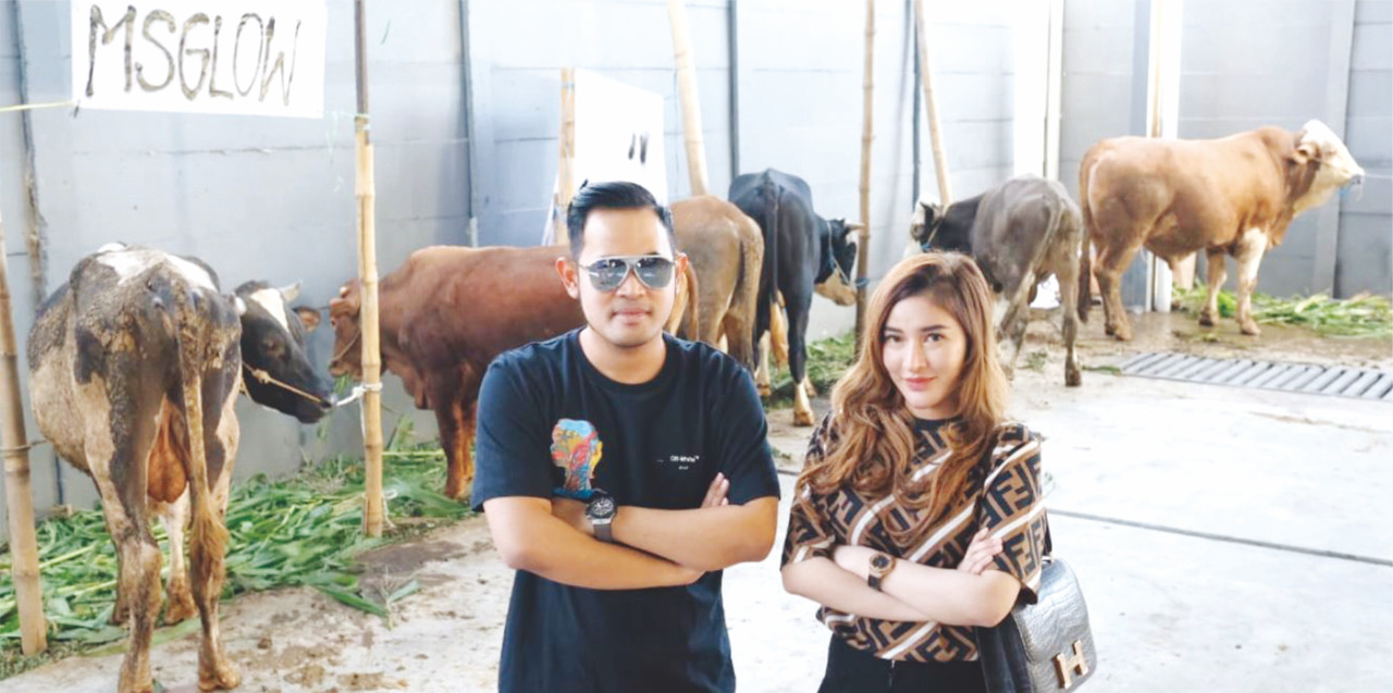 Founder Juragan 99 Group Gilang Widya Pramana (kiri) dan Shandy Purnamasari berada di markas Juragan 99 Trans untuk mengecek persiapan pelaksanaan kurban Kamis(30/7). Setiap tahun, Juragan 99 Group selalu melaksanakan agenda penyembelihan hewan kurban dan