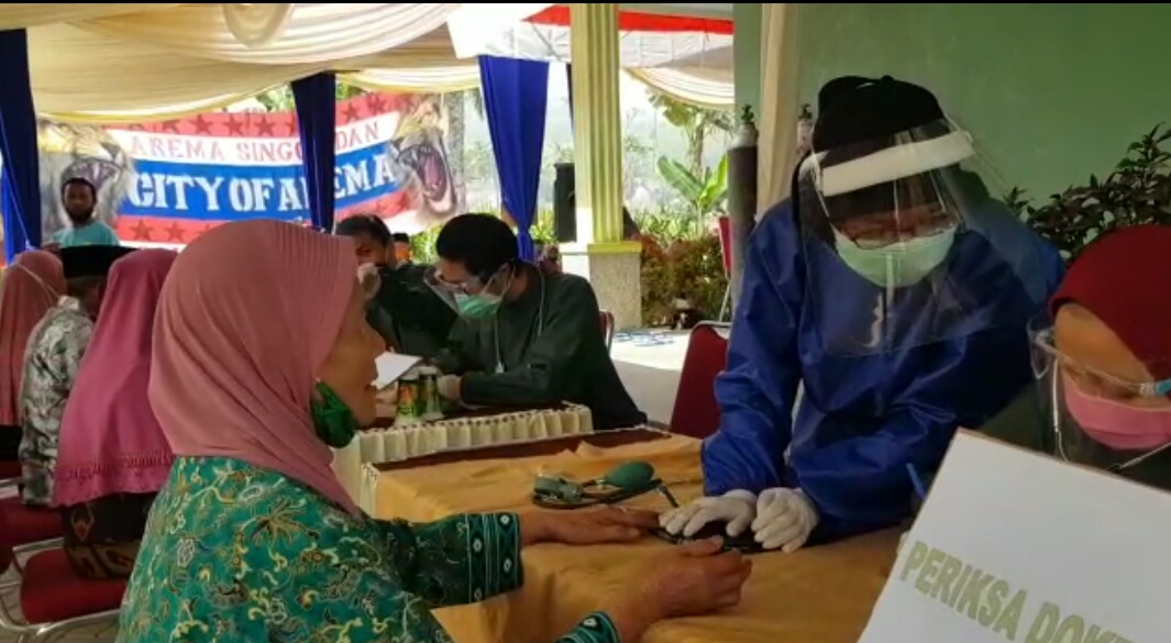 Warga Desa Gunung Ronggo, Kecamatan Tajinan, Kabupaten Malang, mendapatkan pelayanan pemeriksaan dan pengobatan gratis  dalam acara bakti sosial yang diselenggarakan Aremania Medis bersama d