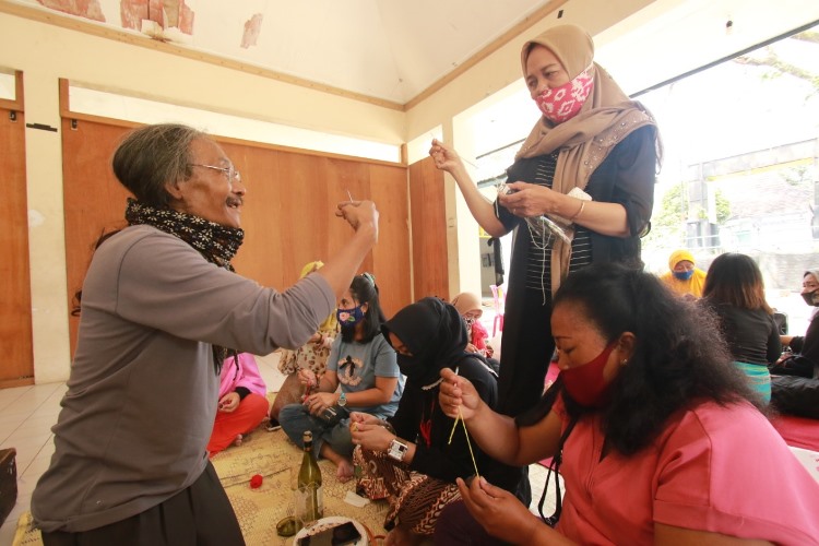Mbah Jo memberi arahan kepada peserta Workshop Potong Botol Kaca dan Grandim di Dewan Kesenian Malang, Minggu (2/8).