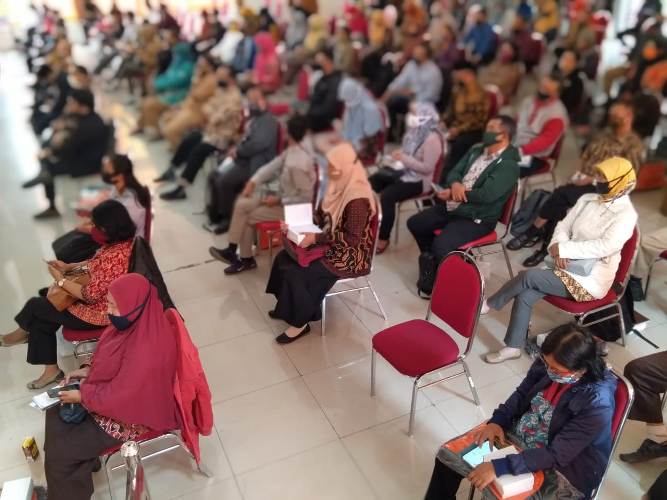 TERIMA BANTUAN: Para guru madin saat mengikuti acara dengan Wali Kota Malang di aula SMKN 2 Malang, Selasa (4/8).