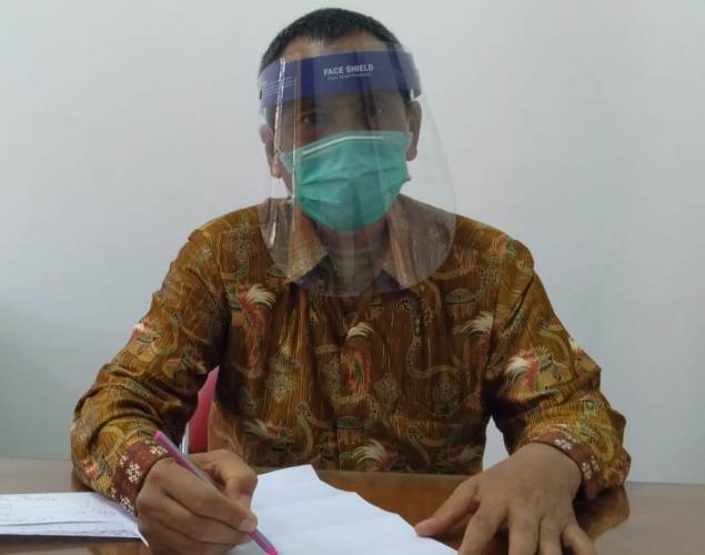 PENELITI KIMIA: Dr Sutrisno MSi saat wawancara di ruang kerjanya.