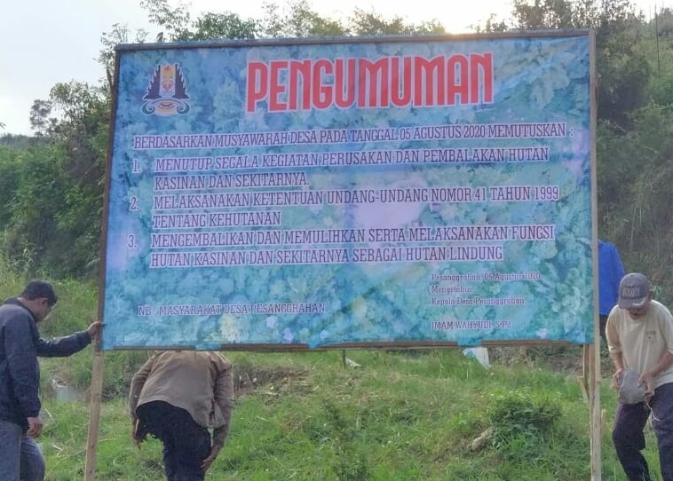 BERHENTI  SEMENTARA:   Pengumuman penutupan wana wisata Alas Kasinan (Alaska) di dekat sumber mata air Kasinan Desa Pesanggrahan, Kecamatan Batu beberapa waktu lalu. (Foto: Nugraha Perdana/Radar Batu)