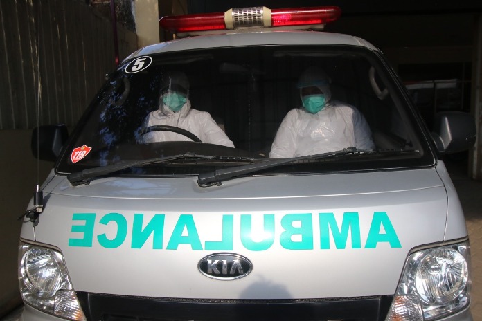 Ambulance menjadi sarana utama untuk mengantar pasien rujukan ke rumah sakit yang dituju. (Foto: Darmono/Radar Malang)