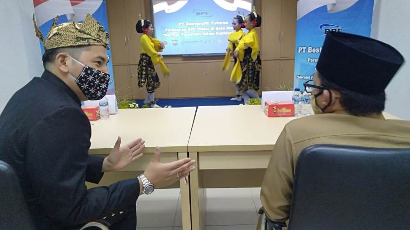 AKRAB: Wali Kota Malang Sutiaji (kanan) berbincang dengan Pimpinan Cabang Bestprofit Futures (BPF) Malang Andri sebelum memberikan sambutan peresmian BPF Tower, Selasa (18/8). (Foto: Imam Nasrodin/Radar Malang)