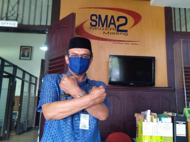 JADI CONTOH: Kepala SMAN 2 Kota Malang Hariyanto di kantornya, Selasa (18/8). (Foto: Imam Nasrodin/Radar Malang)