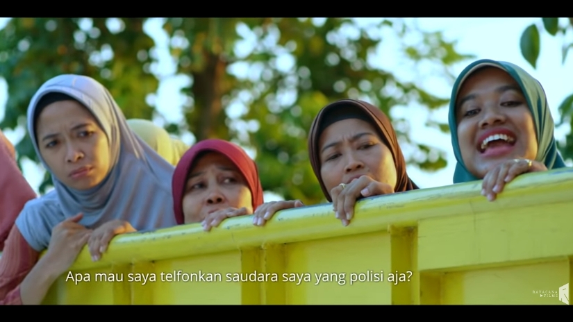 GOSIPER: Bu Tejo (paling kanan) saat meminta pak polisi untuk menilang truk yang ditumpanginya. (Foto: Screenshoot Revacana Film)