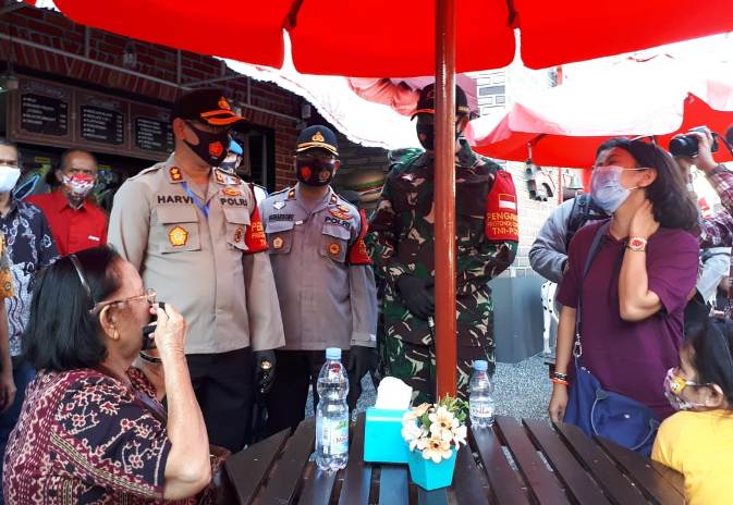 DISIPLIN BERMASKER: Kapolres Batu AKBP Harviadhi Agung Pratama mengingatkan masyarakat terkait kedisiplinan menggunakan masker saat melakukan patroli di salah satu lokasi wisata Kota Batu, Jumat (21/8). (Foto: Ulfa Afrian)