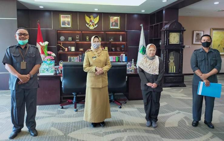 MINTA DUKUNGAN: Wali Kota Batu Dewanti Rumpoko (dua dari kiri) menerima pimpinan BPS di Balai Kota Among Tani kemarin. (Foto: Nugraha Perdana/Radar Batu)