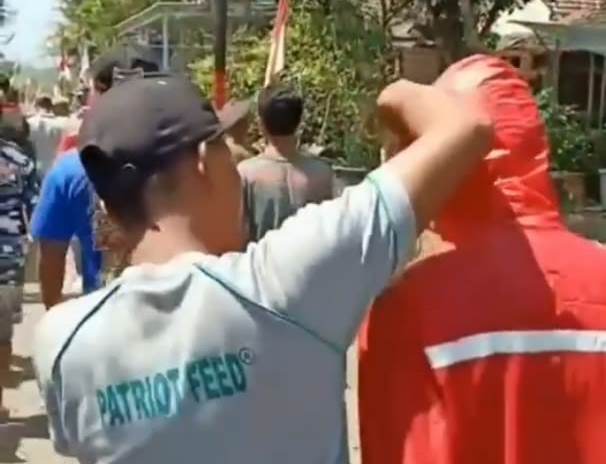 DIPAKSA LEPAS:  Screenshot video saat petugas pemakaman jenazah Covid-19 dipaksa dilucuti APD-nya oleh warga. (Foto: screenshot instagram @teluur)