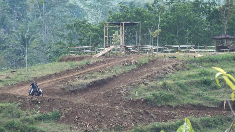 PENGHOBI BERSEPEDA: Pembangunan trek sepeda gunung di Lapas Terbuka Sarana Asimilasi Edukasi (SAE) Ngajum, Kabupaten Malang, sudah selesai dan siap dibuka untuk umum 17 September mendatang. (Foto: A Fikyansyah/Radar Malang)