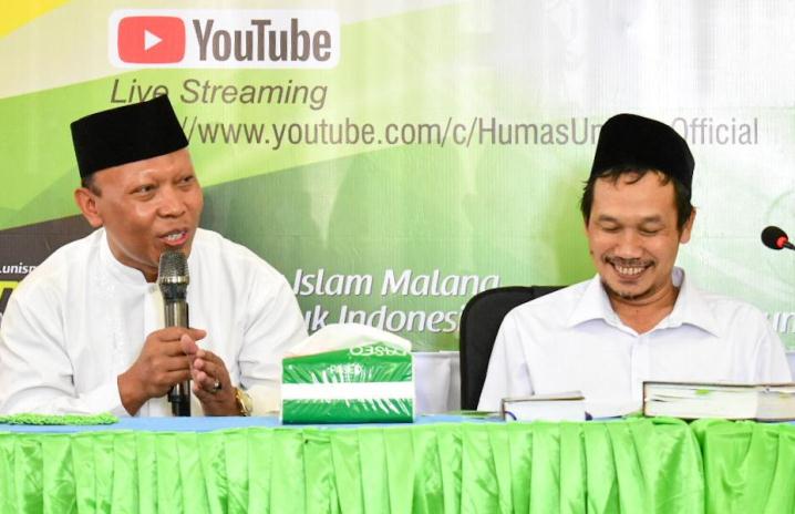 GAYENG: Rektor Unisma Prof Dr Maskuri Bakri MSi (kiri) memberikan sambutan saat ngaji bareng bersama Gus Baha’. (Foto: Humas Unisma for Radar Malang)