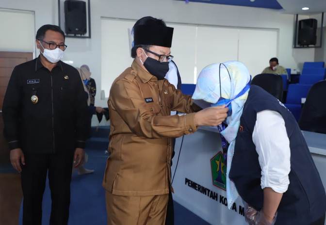 SIAP BERAKSI: Wali Kota Malang Sutiaji menyematkan rompi kepada petugas Sensus Penduduk 2020 di Ngalam Command Center (NCC), Senin (31/8).(Foto: Humas Pemkot Malang for Radar Surabaya)