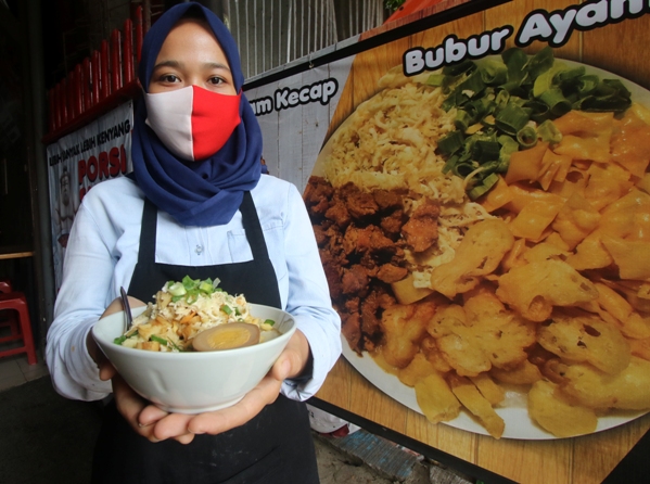 Bubur ayam Garlic dilengkapi dengan ayam bumbu bawang suwir siap disantap untuk sarapan. (Foto: Darmono/Radar Malang)
