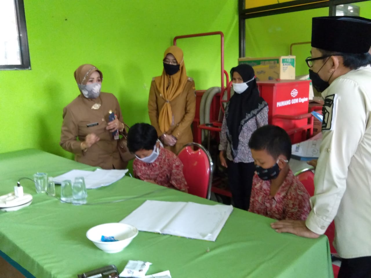 Wali Kota Malang Sutiaji (kanan), Kepala Disdikbud Kota Malang Zubaidah (kiri) saat mengunjungi siswa yang belajar di Kelurahan Bandulan. Foto: Imam Nasrodin/Radar Malang