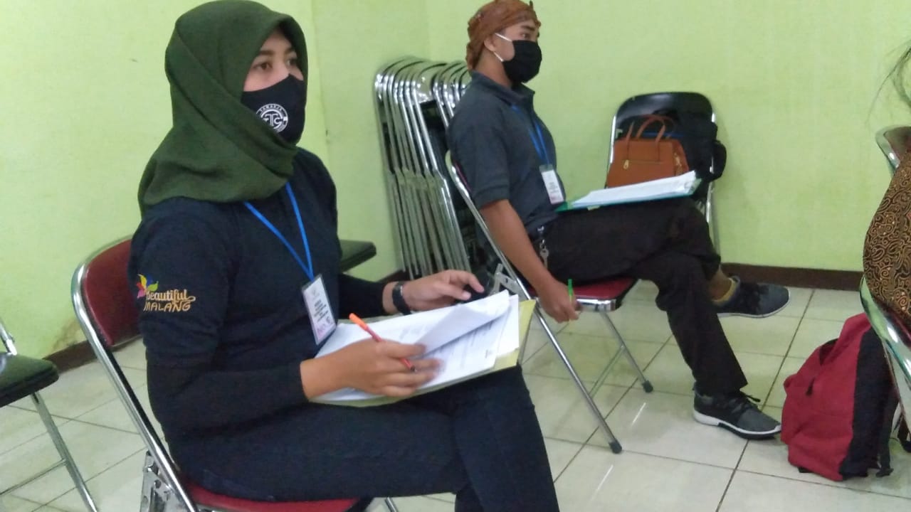 Peserta sertifikasi tour guide mengikuti ujian di kantor Disporapar Kota Malang, Sabtu (15/8). Foto: Imam Nasrodin/Radar Malang