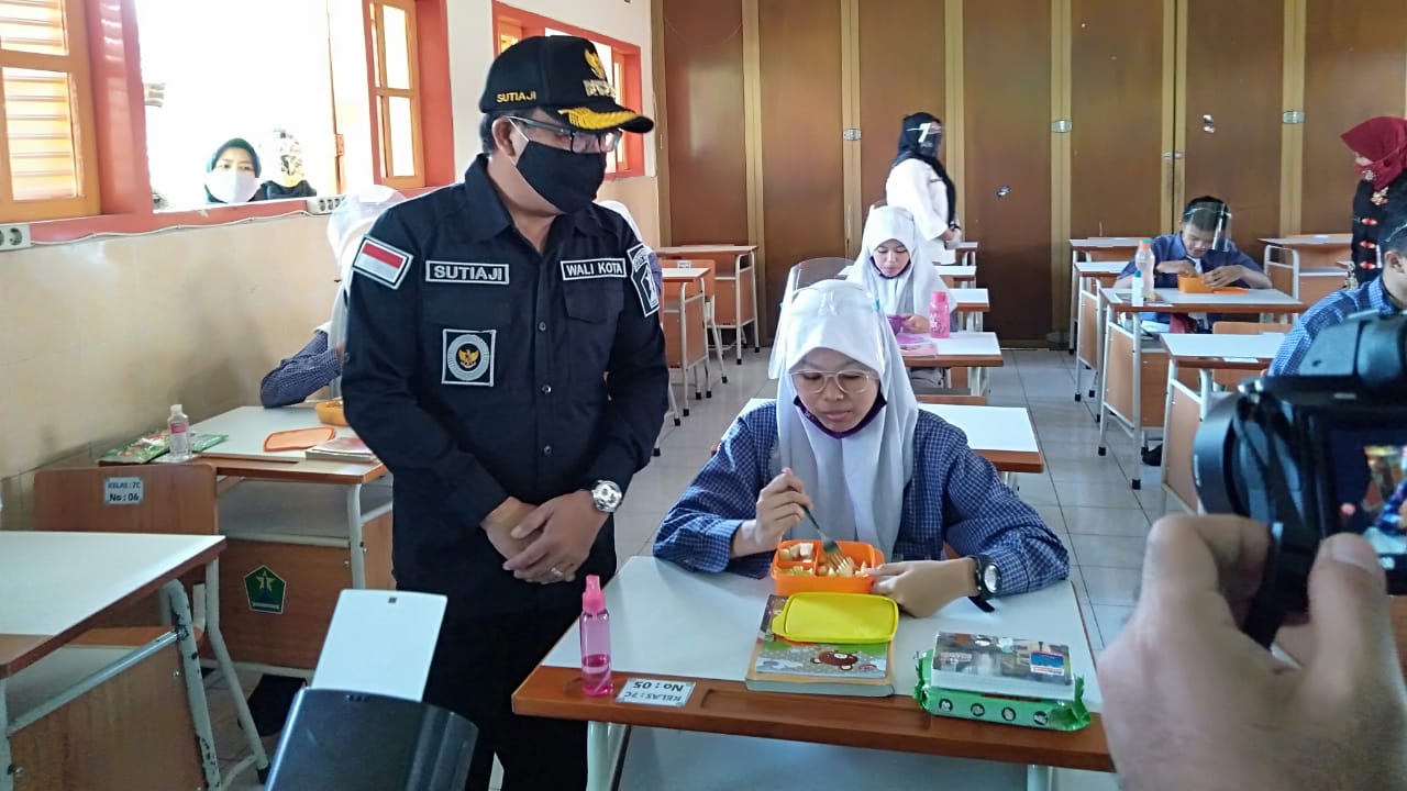 Wali Kot aMalang Sutiaji saat meninjau pelaksanaan sekolah tatap muka di SMPN 8 Malang, Rabu (19/8). Foto: Imam Nasrodin
