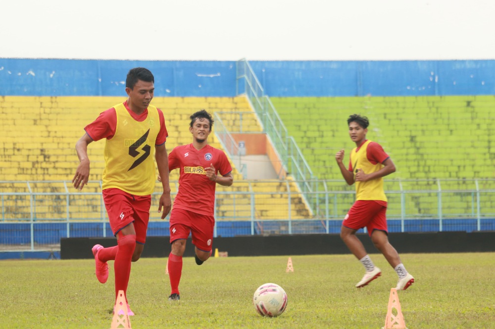Striker Arema FC Dedik Setiawan (kiri) saat berlatih di Stadion Kanjuruhan, Senin (3/8). Foto: Laoh Mahfud/Radar Malang