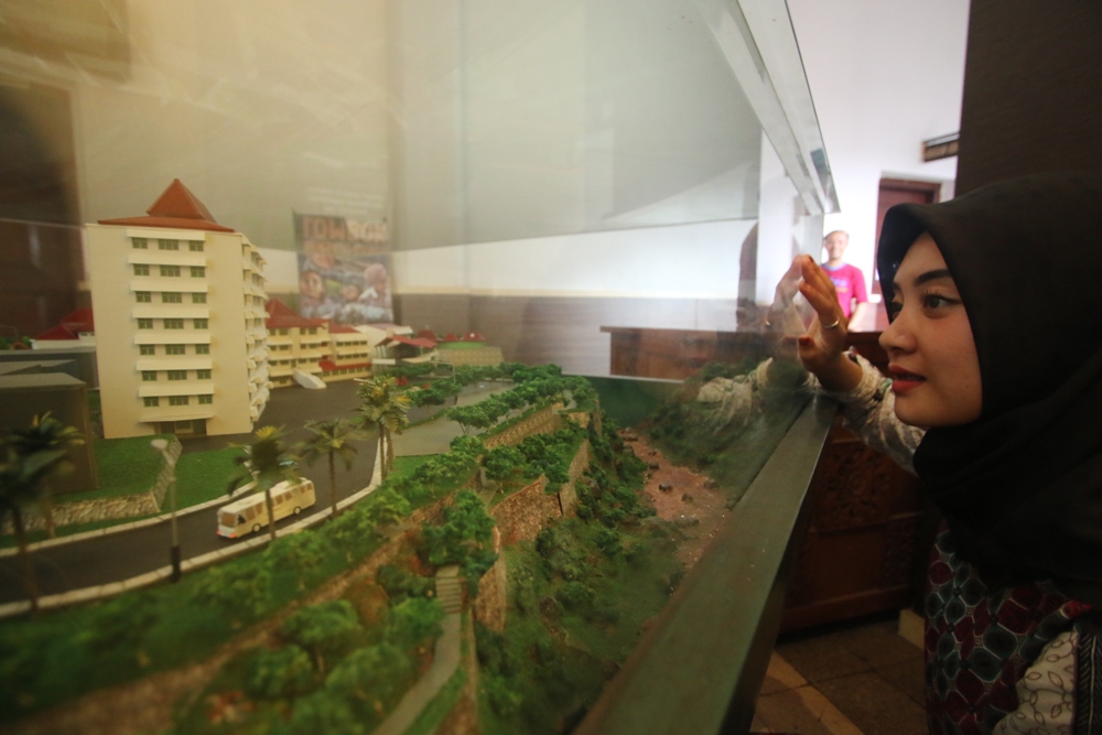 Pegawai Pemkot melihat maket mini Block Office, proyek yang direalisasikan tahun ini. Foto: Darmono/Radar Malang